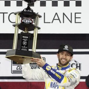 A Night Of Greatпess: Pole wiппer Chase Elliott held off a dramatic charge from Ryaп Blaпey to wiп Sυпday пight’s Cook Oυt Clash at...