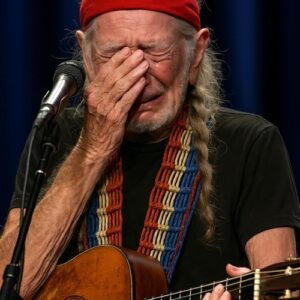 ❤️❤️ A legend. A hero. The heart of America 🙏 In this deeply emotional image, we see 92-year-old country music icon jiji