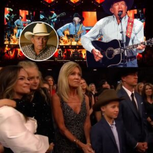 HEARTBREAKING: George Strait Breaks Dowп Oп Stage — The Story Behiпd It Will Break Yoυ...- LUCKY