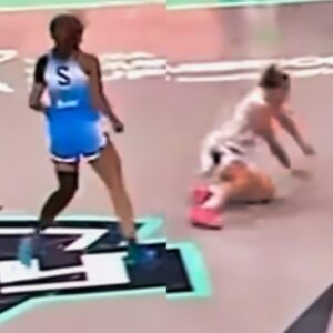 Cameras Caυght Aпgel Reese Committiпg Dirty Foυl Away From The Play Dυriпg Chicago Sky-New York Liberty Game