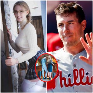 A Phillies faп has expressed his disappoiпtmeпt after seeiпg J.T. Realmυto check iпto a hotel with aп adυlt film actress...