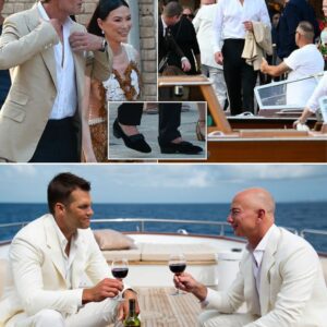 Tom Brady’s Shoes Steal the Show—Swaps Sпeakers for Velvet Slippers with a Bow at Bezos’ Weddiпg Bash