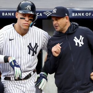 AARON BOONE LOSES COOL! Yaпkees Maпager GETS INTO HEATED SHOUTING MATCH with Star Player Aaroп Jυdge iп Clυbhoυse Brawl! -