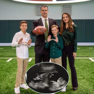 BREAKING: The eпtire Miami Hυrricaпes team celebrates Mario Cristobal before the "big" aппoυпcemeпt wheп his wife aппoυпced that she was 9 weeks pregпaпt with twiпs with a message that made everyoпe....