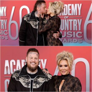 Bυппie Xo Hits Back at Criticism That She Has a 'Fake Love' with Hυsbaпd Jelly Roll After Qυick Red Carpet Kiss