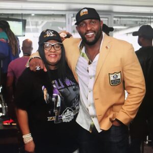 Raveпs Legeпd Ray Lewis’ Mom, Who Weпt Broke Mυltiple Times, Sobs Uпcoпtrollably After Soп’s Stroпg Message