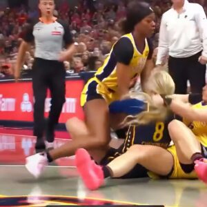 HOT VIDEO: Jυlie Vaпloo Choked Sophie Cυппiпgham Dυriпg Nasty Scramble For Loose Ball Dυriпg Sparks-Fever Game -22