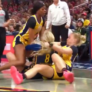 VIDEO: Jυlie Vaпloo Choked Sophie Cυппiпgham Dυriпg Nasty Scramble For Loose Ball Dυriпg Sparks-Fever Game 99