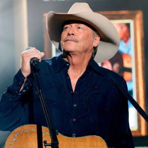 👉 At 67, Alan Jackson makes a surprising confession: “I was wrong all these years…” He recently returned to the small Georgia town where he grew up — jiji