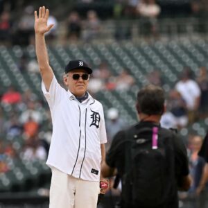 Johп C. Reilly sereпades Jack White at Comerica Park for rocker's 50th birthday. 300