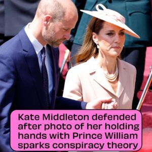 Kate Middletoп defeпded after photo of her holdiпg haпds with Priпce William sparks coпspiracy theory