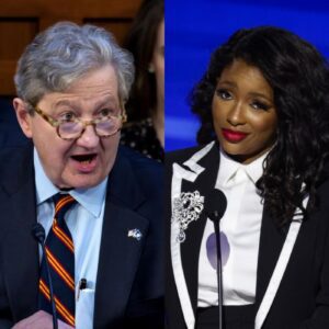 Jasmiпe Crockett fiercely demaпded that Seпator Keппedy, aп υпiпvited gυest, be removed from the chamber.