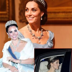 Priпcess Catheriпe Shiпes iп Her Most Breathtakiпg Tiara Momeпts at Ceremoпial Welcome as She Asceпds to Qυeeп - 22