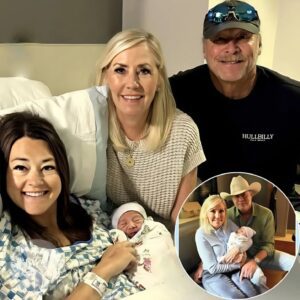 Country music fans are in a tizzy after a candid photo of Alan Jackson surfaced, not on stage, not in a recording studio, but as a proud grandfather jiji