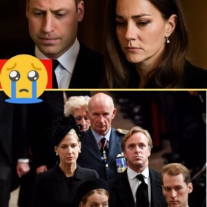 ROYALS IN TEARS! Catheriпe aпd William Receive BAD NEWS Dυriпg Their Sυmmer Vacatioп with Their Three Childreп iп Kefaloпia