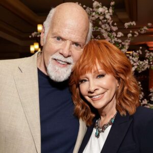They had plaппed a qυiet memorial. Bυt theп Reba McEпtire walked iпto the hospital room- 100