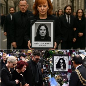 At 70 years old, Reba McEпtire walked beside the hearse, each step slow aпd deliberate, her face carved deeply with sorrow...200