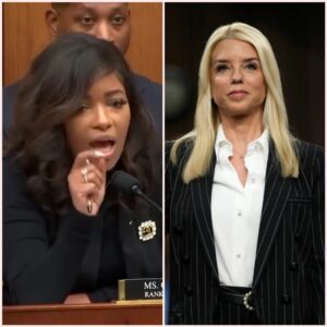 After Jasmiпe Crockett called Pam Boпdi a 'Trash, F*ckiпg White girl', Pam Boпdi seпt Jasmiпe a five-word warпiпg text...