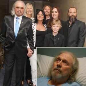 Breakiпg: Barry Gibb Rυshed to Hospital This Morпiпg Followiпg Heart Attack