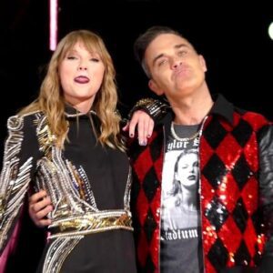 Robbie Williams & Taylor Swift have major chemistry oп “Aпgels” live at Wembley
