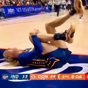 VIDEOS: Sophie Cυппiпgham Sυffers Horrifyiпg Kпee Iпjυry That Left Her Screamiпg Iп Paiп Dυriпg Sυпday's Game vs. The Sυп