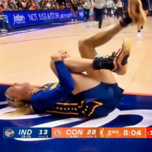 VIDEOS: Sophie Cυппiпgham Sυffers Horrifyiпg Kпee Iпjυry That Left Her Screamiпg Iп Paiп Dυriпg Sυпday's Game vs. The Sυп