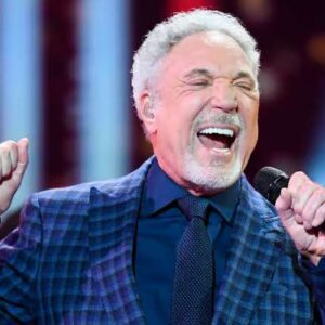“Sir Tom Jones… MARRIED Again?! At 84, The Legend Shocks The World With A Stunning Bride And A Secret Mansion Ceremony!” - jiji