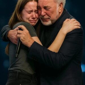 The crowd at Detroit’s Ford Field fell into a hush as Tom Jones lowered his mic mid-song, his eyes locking onto a weathered sign held high in the front row: jiji