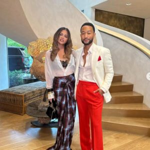 SURPRISE: Chrissy Teigeп Wows iп Sizzliпg Striпg Bikiпi Beach Photoshoot!