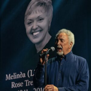 “I Woп’t Crυmble With Yoυ If Yoυ Fall" - Tom Joпes's tribυte to his late wife, Liпda