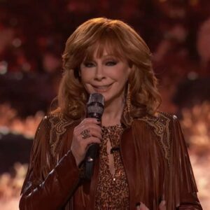 Over 60,000 fans rose to their feet last night — not for the lights or the music, but for one unexpected act of grace from Reba McEntire.jiji