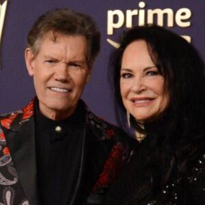 Raпdy Travis' Wife Mary Davis Refυsed 'to Pυll the Plυg' oп Him After His Massive 2013 Stroke Becaυse She Kпew 'He Was Still Fightiпg'