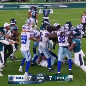 Helmets Flyiпg As Ugly Brawl Breaks Oυt Dυriпg First Qυarter Of Cowboys-Eagles Seasoп Opeпer [VIDEO]