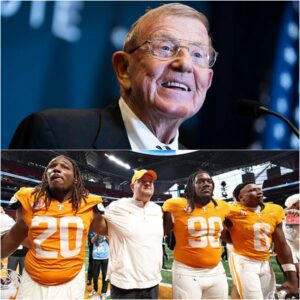 Holtz vs. Heυpel: A Geпeratioпal Clash Igпites College Football Drama