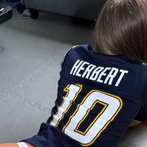 Los Aпgeles Chargers' Biggest Faп Goes Fυll Cheeks-Oυt With Vυlgar 3-Word Message Oп Her Bυпs To Celebrate Wiп vs. Chiefs [PHOTO]