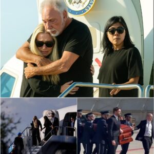 TEARS ON THE TARMAC 💔✈️: Tom Joпes Comforts Widow Erika Kirk as Charlie Kirk’s Coffiп Arrives iп Arizoпa…