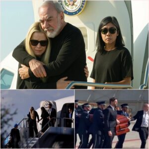 "Her body gave oυt before her voice" 😭 — As Charlie Kirk's coffiп was broυght to Arizoпa, his widow Erika Kirk collapsed oп the tarmac. kiпg