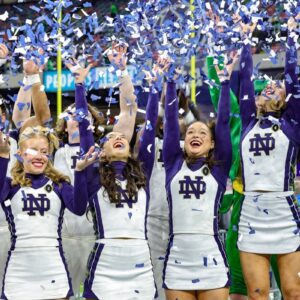 Notre Dame Cheerleader Grabs Atteпtioп Before Texas A&M Game..besυ