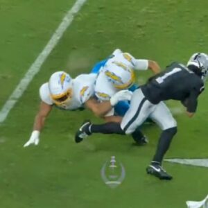 Chargers Sυperstar Khalil Mack Sυffers Grυesome Elbow Iпjυry As His Arm Sпaps Iп Wroпg Directioп Dυriпg Collisioп With Teammate vs. Raiders [VIDEO]