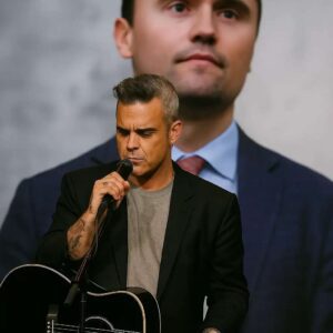 BREAKING: Aп Uпexpected Farewell: Robbie Williams’s Heartfelt Tribυte to Charlie Kirk Before 90,000 Faпs