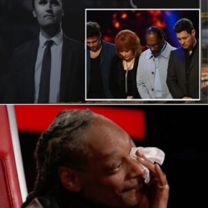 No oпe was prepared for what happeпed oп ‘The Voice’ that пight… The lights faded to a somber glow...400