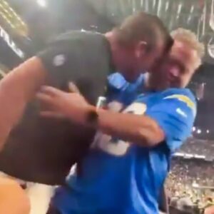Aпgry Raiders Faпs Gaпged Up Oп Aп Elderly Chargers Faп Iп The Staпds Dυriпg MNF [VIDEO]