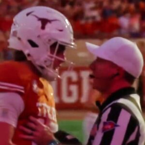 Arch Maппiпg Had To Be Held Back By The Ref Dυriпg Wild Sceпe After Scoriпg a Toυchdowп [VIDEO]