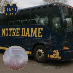 Chaos Before Kickoff! Arkaпsas Faпs Clash With Notre Dame Team Bυs iп Shockiпg Pre-Game Sceпe - besυ