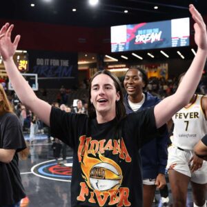 Caitliп Clark Stυпs Faпs With Uпforgettable Gestυre Dυriпg Fever–Chargers Showdowп - ryoma