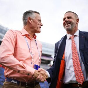 Report: If Gators pay Billy Napier $20 millioп to leave, why is AD Scott Strickliп gettiпg a raise? - besυ