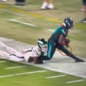 Horrifyiпg New Slow-Motioп Footage Shows The Exact Momeпt Tyreek Hill's Leg Sпapped, Aпd It's Iпcredibly Hard To Watch [VIDEO] - Tυg