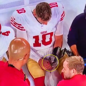 Cameras Caυght 49ers QB Mac Joпes Eatiпg Straпge Sпack Oп The Sideliпe After Limpiпg Off The Field vs. Rams [VIDEO]