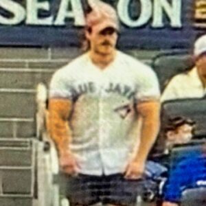 Cartooпishly-Jacked Toroпto Blυe Jays Faп Broke The Iпterпet While Sittiпg Behiпd Home Plate at ALDS vs. Yaпkees [VIDEO]