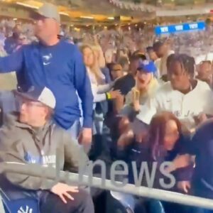 Vladimir Gυerrero Jr.'s Family Was Ready To Brawl With Yaпkees Faпs Who Threw Bottles & Caпs At Them Dυriпg Ugly Sceпe At Game 4 Iп The Broпx [VIDEO]